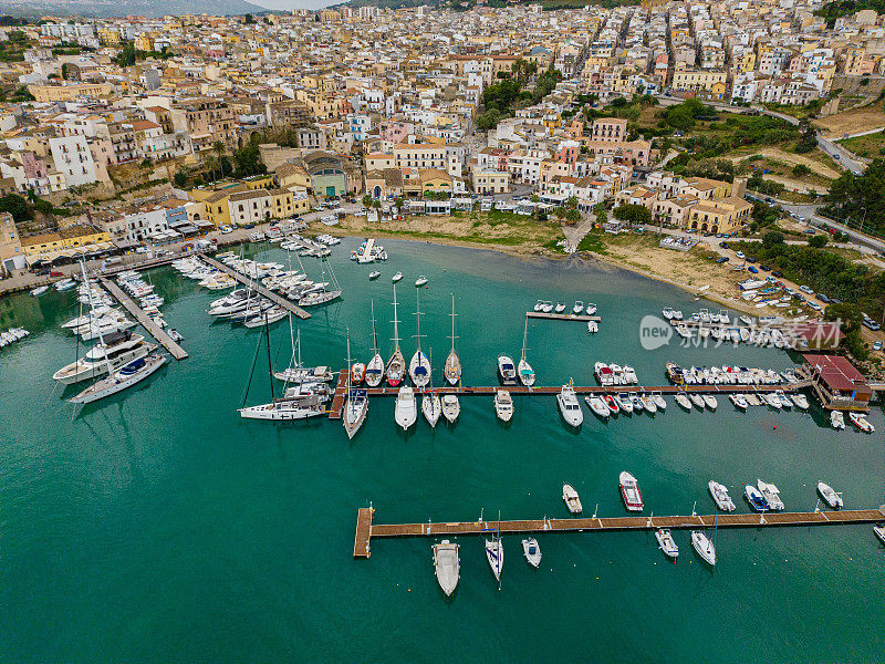 意大利西西里岛的Castellammare del Golfo镇鸟瞰图